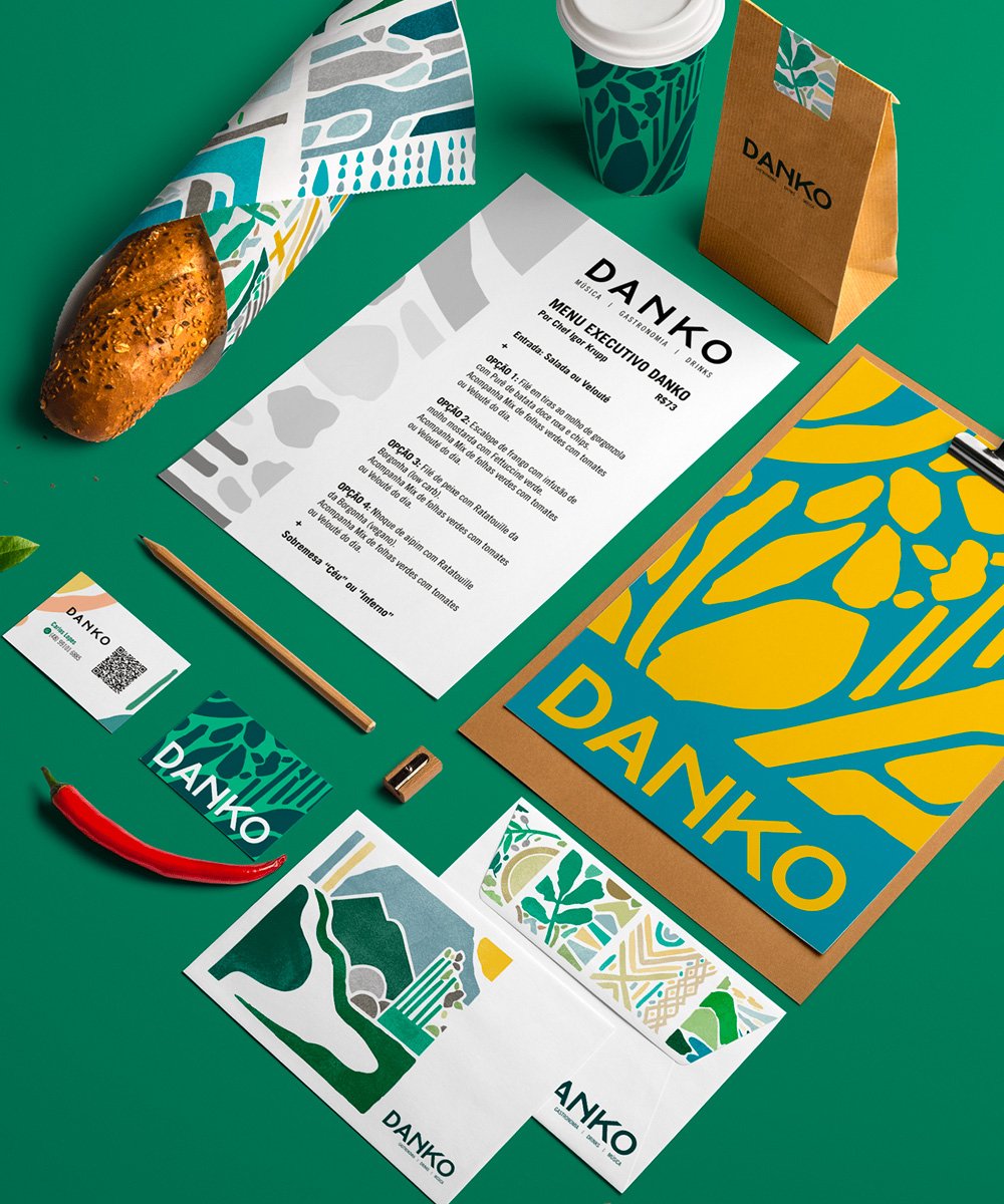 Diversos mockups como cardápio, folha de pão, copo de café feitos para Danko.